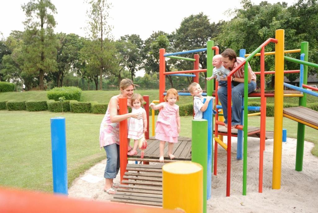 Cilandak  Country Woods Jakartaアパートホテル エクステリア 写真